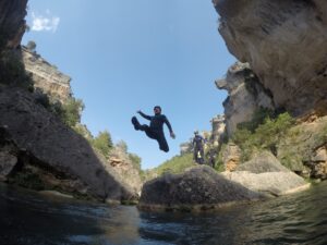 Cliente saltando al agua en una posición mu divertida en el barranco del Ventano del Diablo en Cuenca