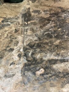 detalle de difentes cruces talladas dentro del eremitorio principal scaled 1