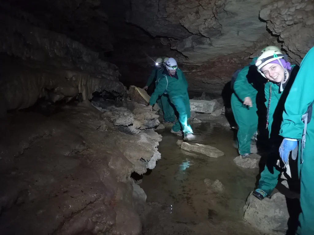 cueva del sotillo cruzando el arroyo subterraneo
