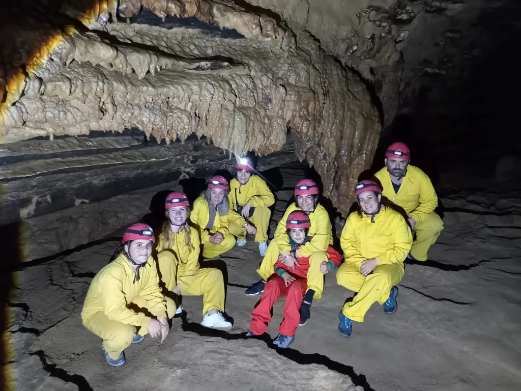 cueva del tio manolo equipo en overol amarillo