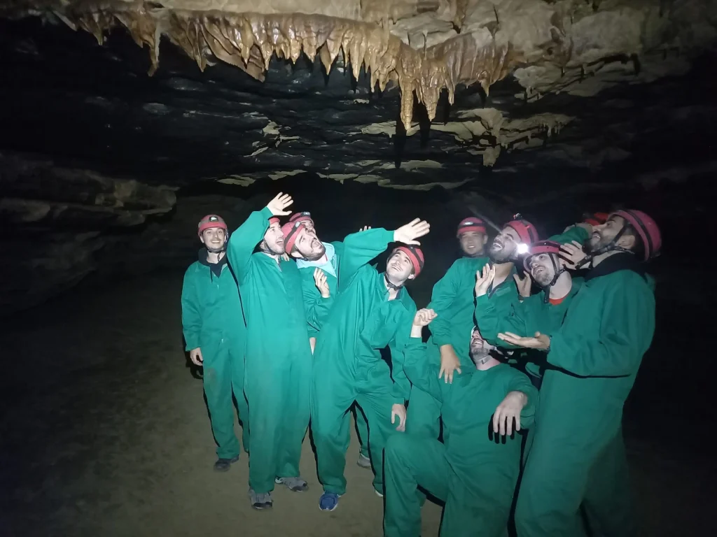 cueva del tio manolo exploradores admirando el techo