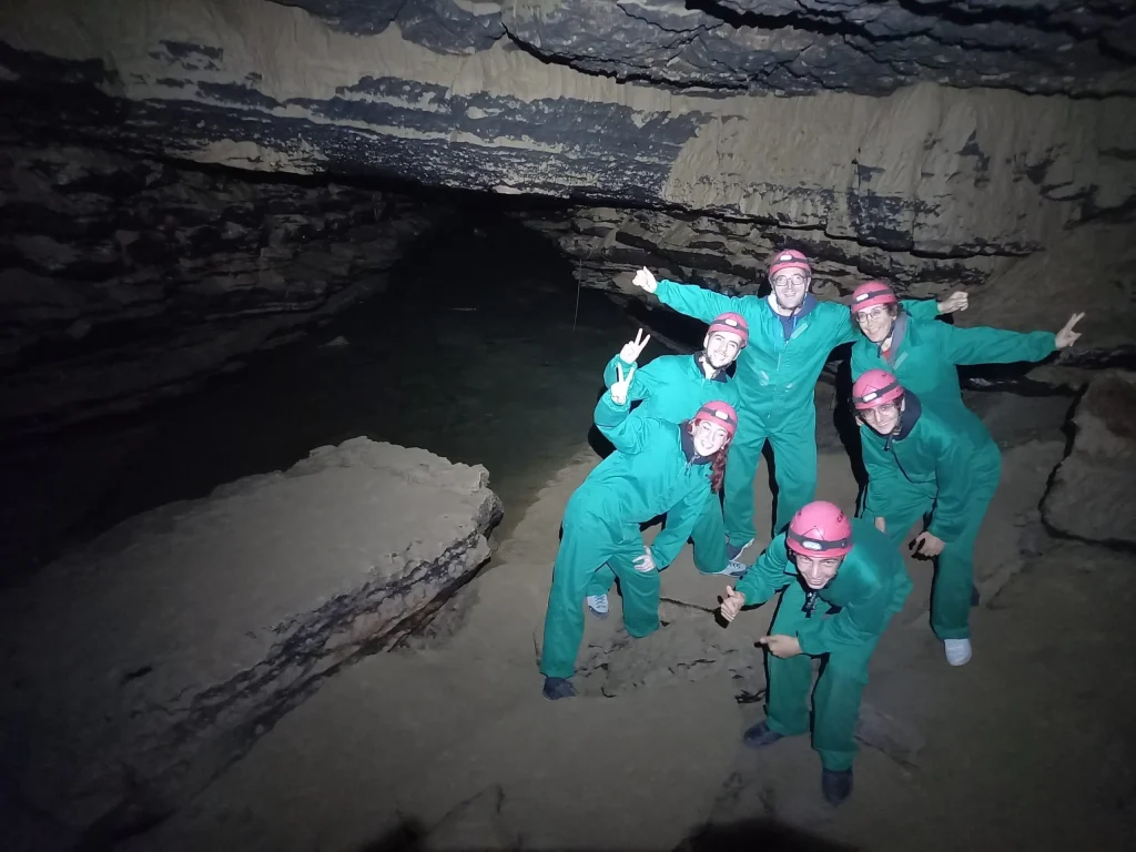 cueva del tio manolo posado junto al lago subterraneo
