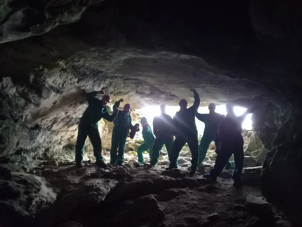 cueva lobrega equipo en el rio subterraneo