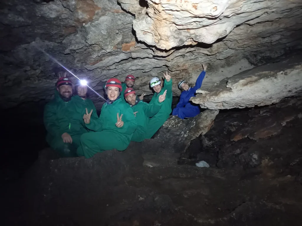 cueva lobrega imgi familia exploradora en la gruta