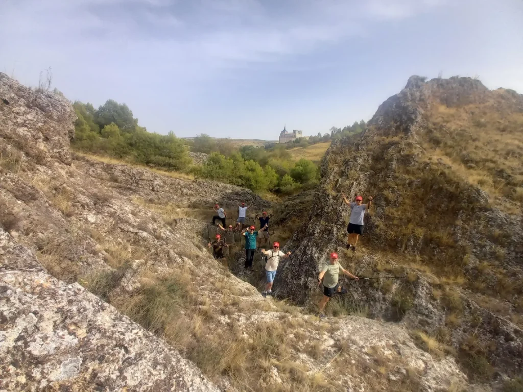 team building cuenca equipo en overol amarillo