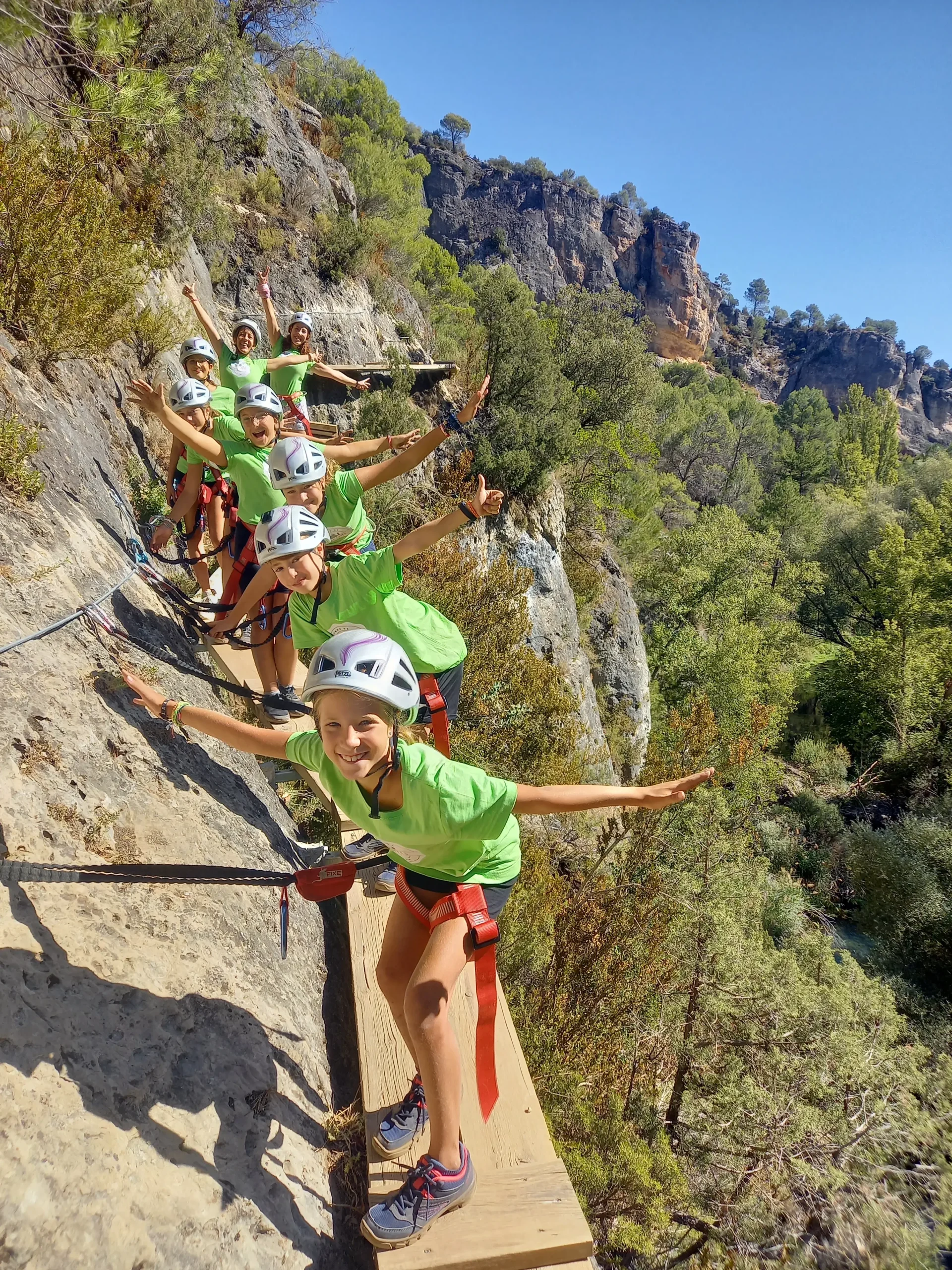 adrenalina en las grapas via ferrata priego con ninos scaled