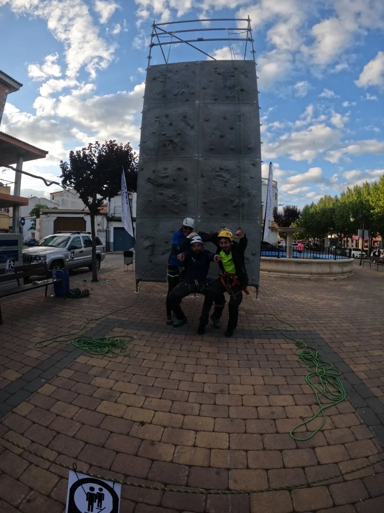 al borde del salto rocodromo portatil cuenca scaled