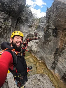 caminando entre paredes barranquismo en poyatos scaled