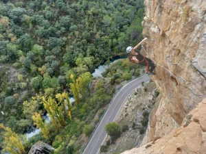 concentracion maxima en el desplome via ferrata las buitreras priego scaled