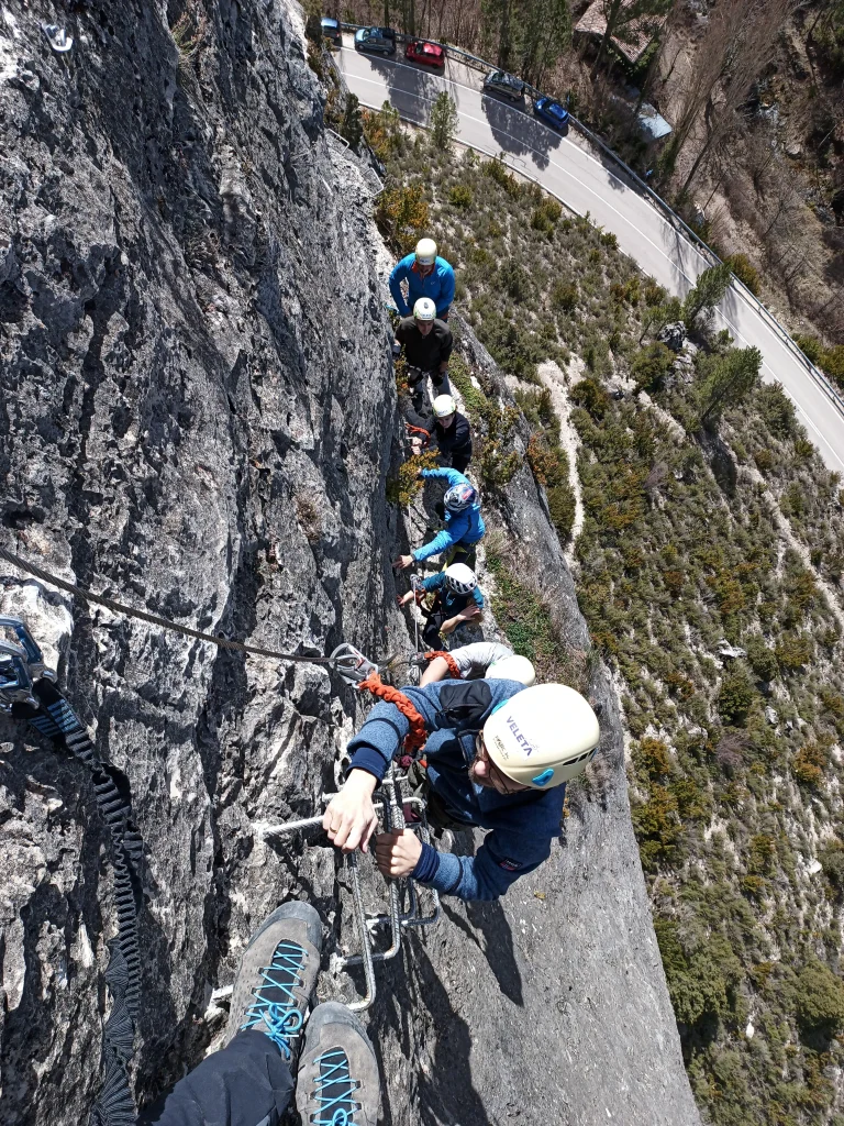 conquistando la nieve via ferrata fuertescusa scaled