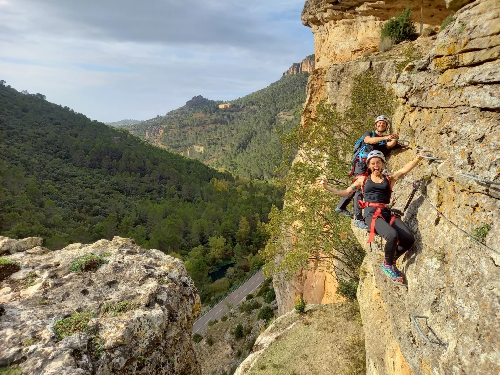 dominando la pared vertical via ferrata las buitreras priego scaled
