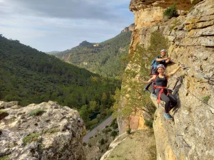 dominando la pared vertical via ferrata las buitreras priego scaled