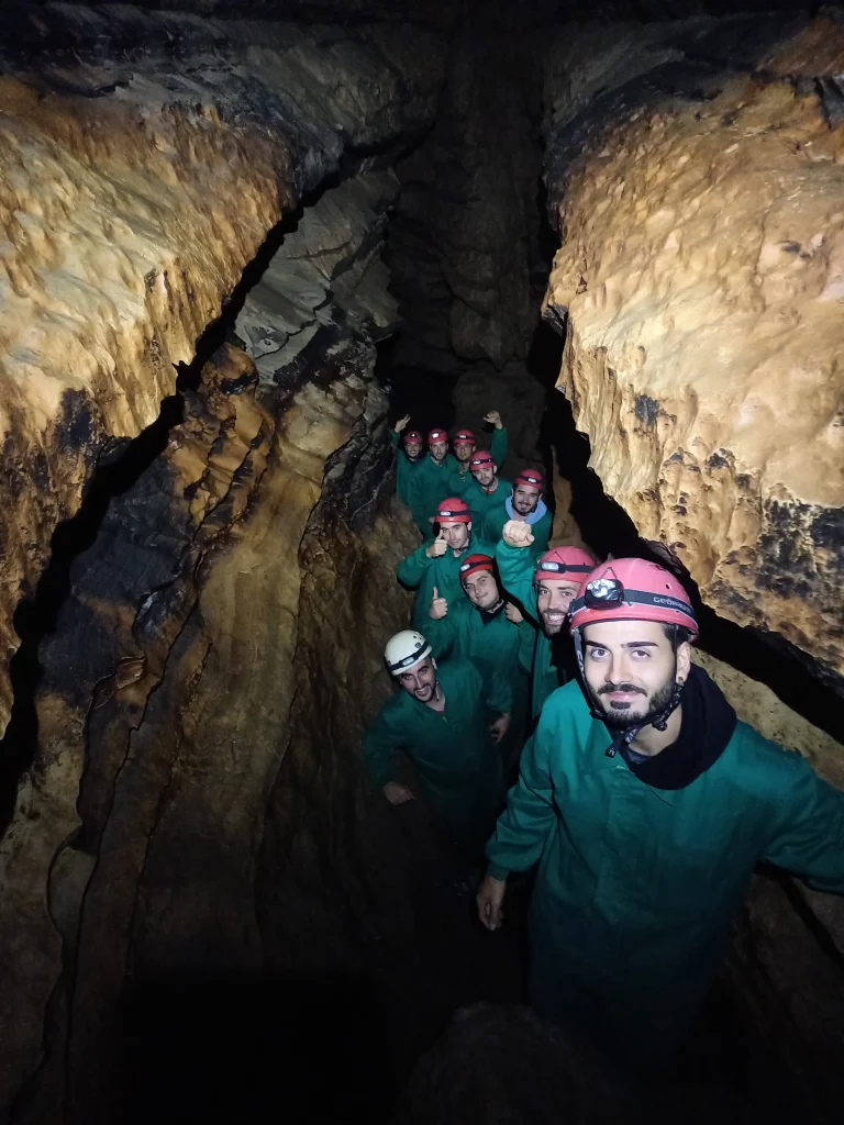 el sol se esconde tras los picos cueva del tio manolo scaled