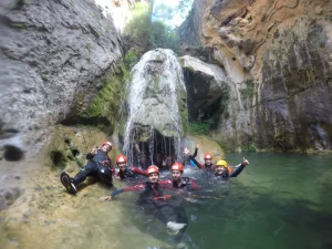 equipo bajo la cascada barranco de la hoz somer scaled