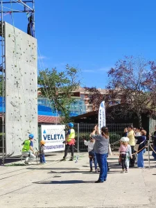 equipo imparable en el barranco rocodromo portatil cuenca