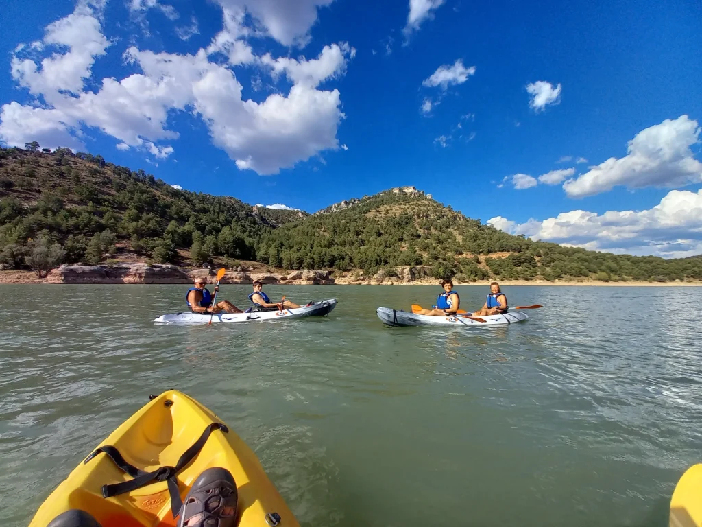 exploracion en el embalse de la toba piraguismo cuenca scaled