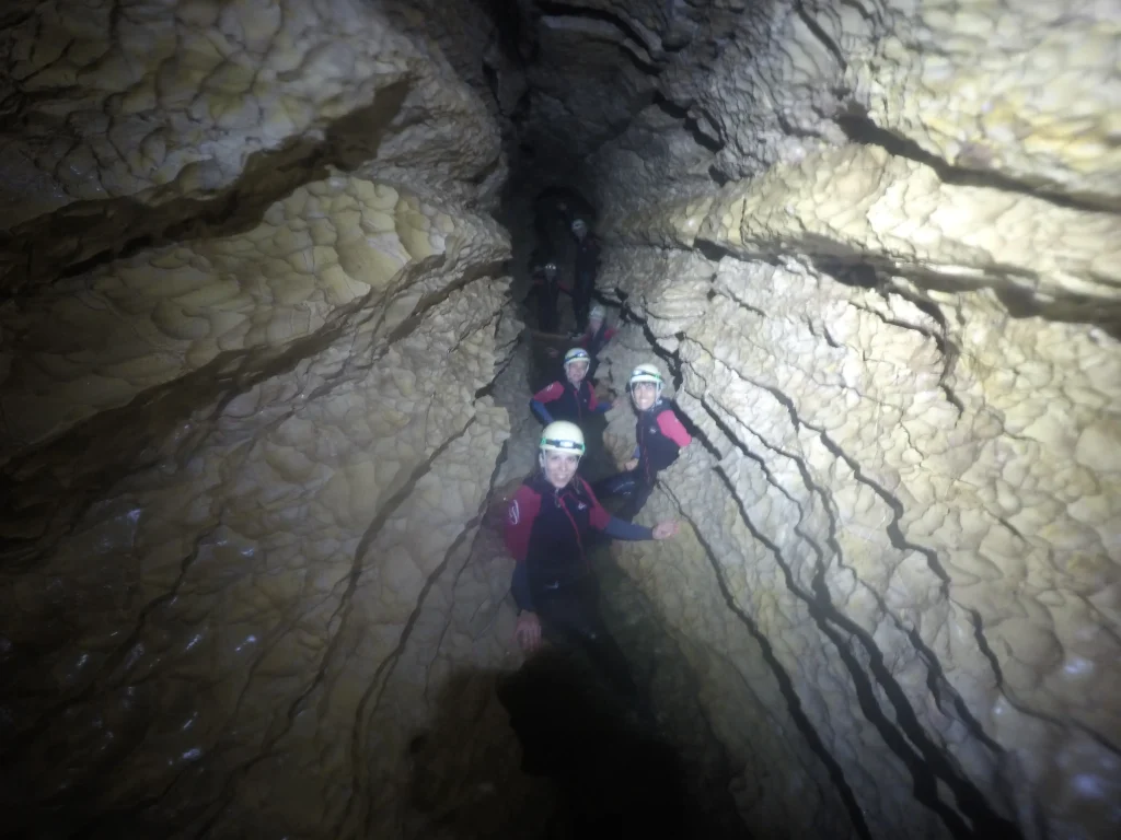 exploracion entre aguas y rocas cueva del boqueron scaled