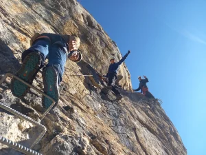 hito en el camino nevado via ferrata fuertescusa scaled