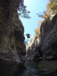 pose en el tobogan natural barranquismo en poyatos scaled