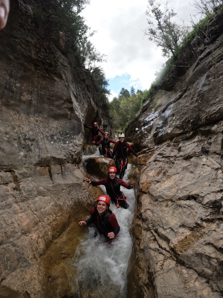 risas en la corriente barranquismo en poyatos scaled