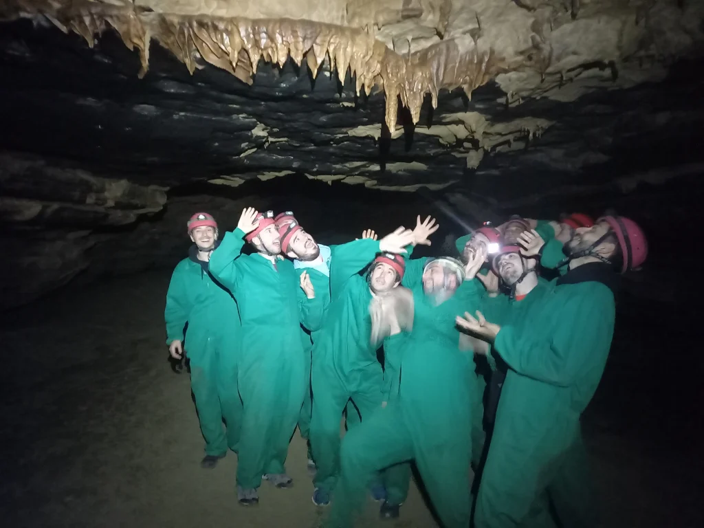 siluetas al final de la jornada cueva del tio manolo scaled